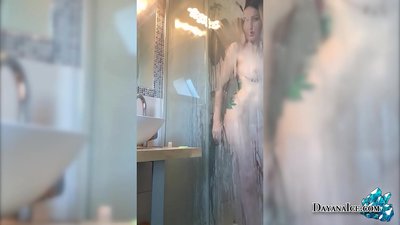 Беба са сочном задњицом мастурбира под тушем
