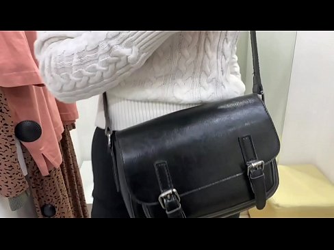 ❤️ Јавна мастурбација младе кучке ФералБерри са дилдом у соби за мерење ❌ Анални видео код нас